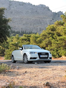 汽车评测小车旅行后边睡觉，探索多功能小型车的实用性与舒适性